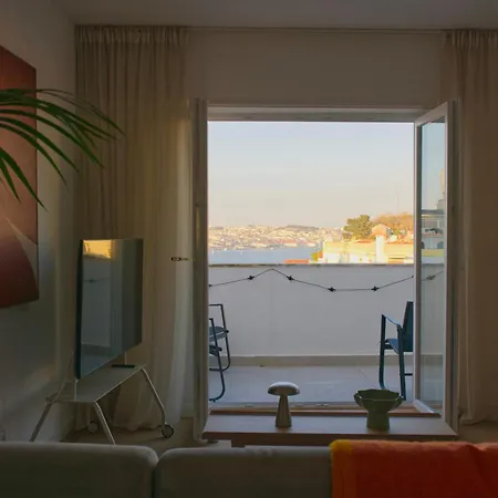 2br Velha With River & Skyline Views ألمادا