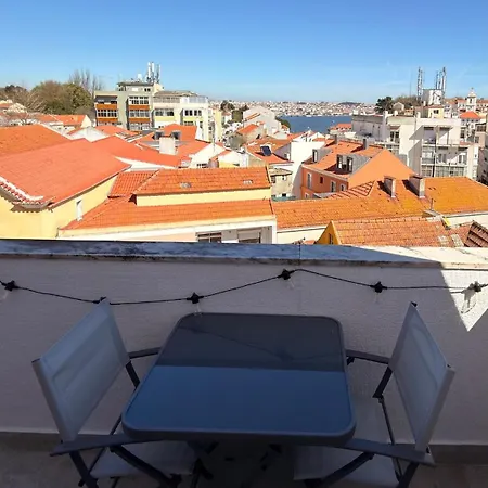 2Br Almada Velha With River & Skyline Views Daire