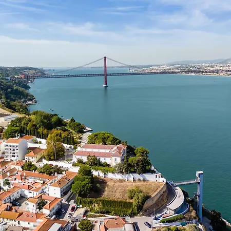2Br Almada Velha With River & Skyline Views