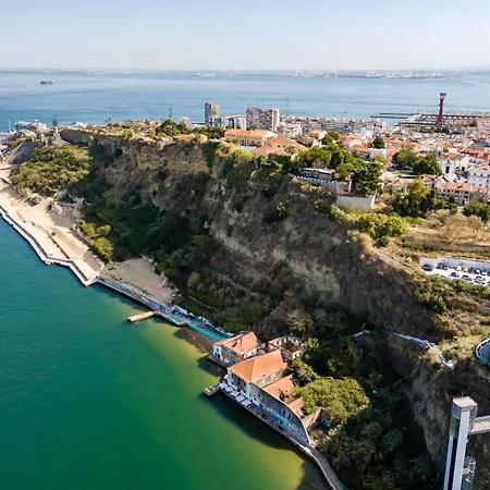 2Br Almada Velha With River & Skyline Views * Almada
