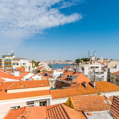 2Br Almada Velha With River & Skyline Views * Almada