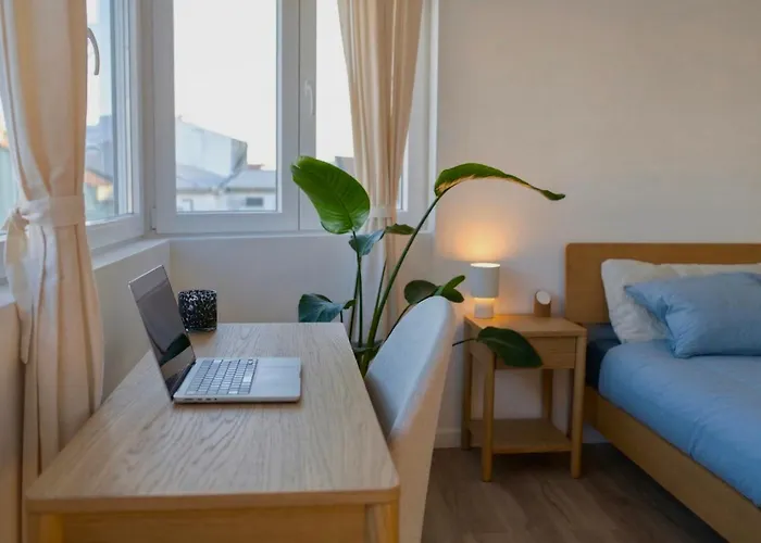 2br Velha With River & Skyline Views ألمادا