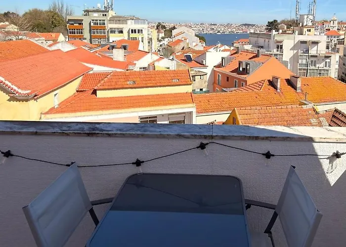 2br Velha With River & Skyline Views شقة