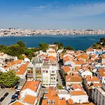 2Br Almada Velha With River & Skyline Views Αλμάδα