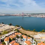 2Br Almada Velha With River & Skyline Views *