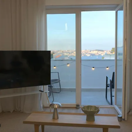 2br Velha With River & Skyline Views