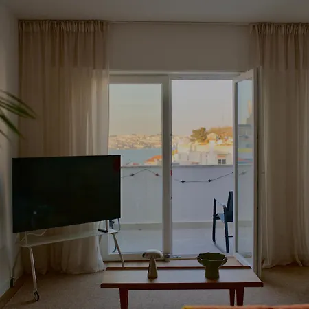 2br Velha With River & Skyline Views