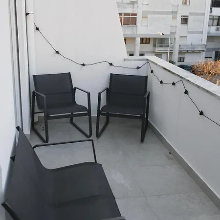 2br Velha With River & Skyline Views Almada