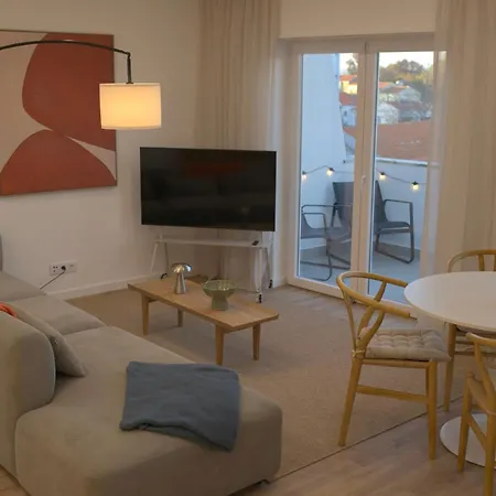 2br Velha With River & Skyline Views Almada