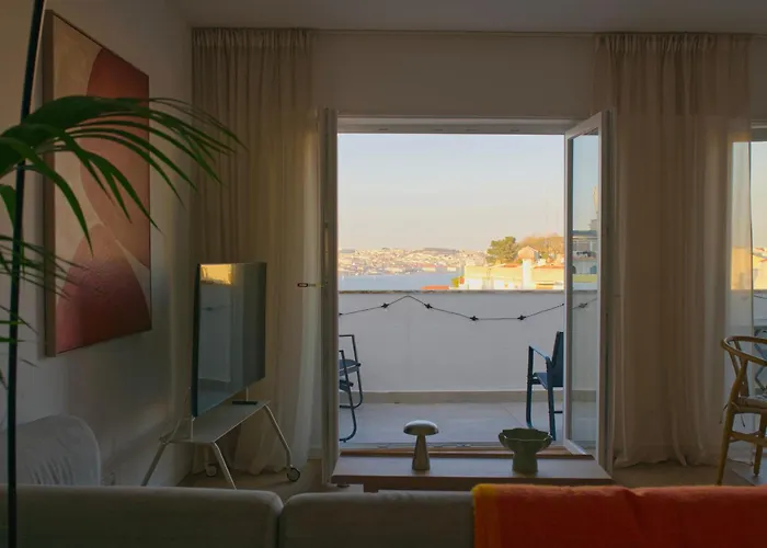 2br Velha With River & Skyline Views Almada