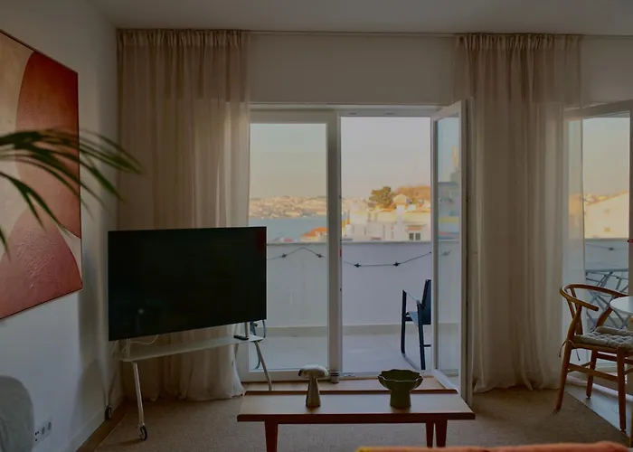 2br Velha With River & Skyline Views