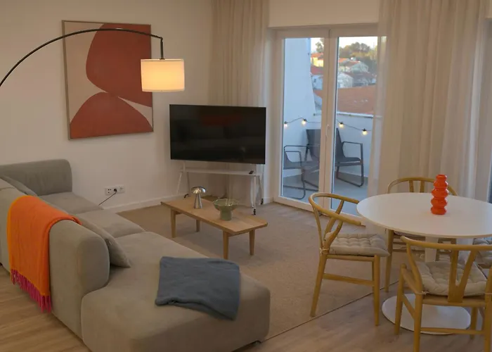 2br Velha With River & Skyline Views Almada