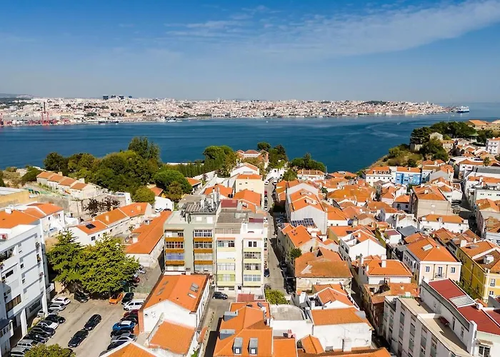 2br Velha With River & Skyline Views Almada
