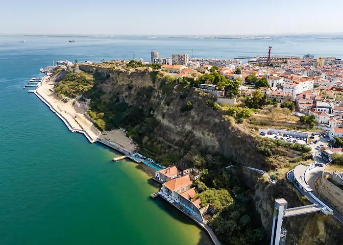 2br Velha With River & Skyline Views * Almada
