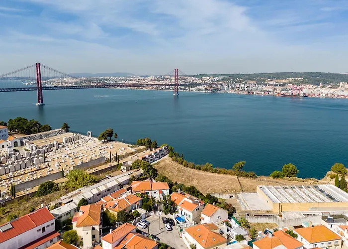 2br Velha With River & Skyline Views *