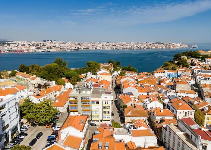 2br Velha With River & Skyline Views