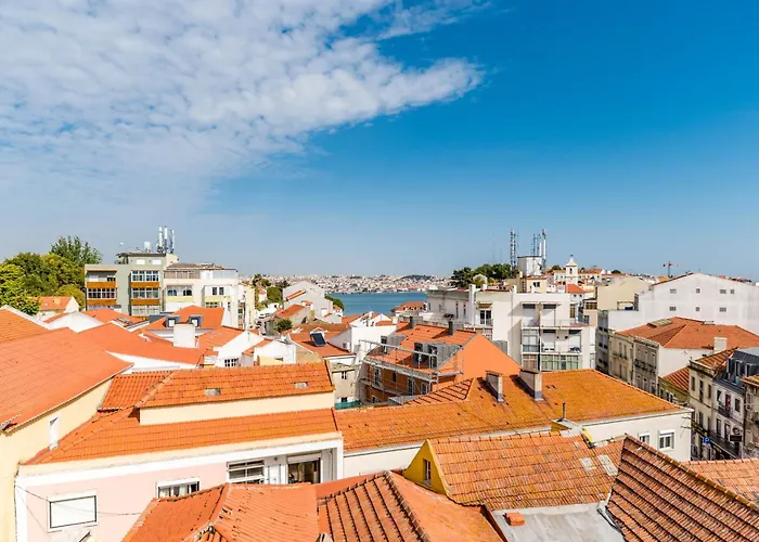 2br Velha With River & Skyline Views * Almada